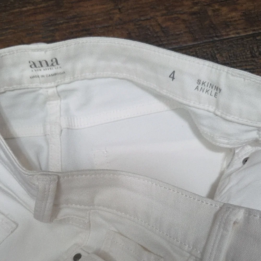 2 Pair Of a.n.a Women's Skinny Jeans in Black and White - Picture 3 of 7